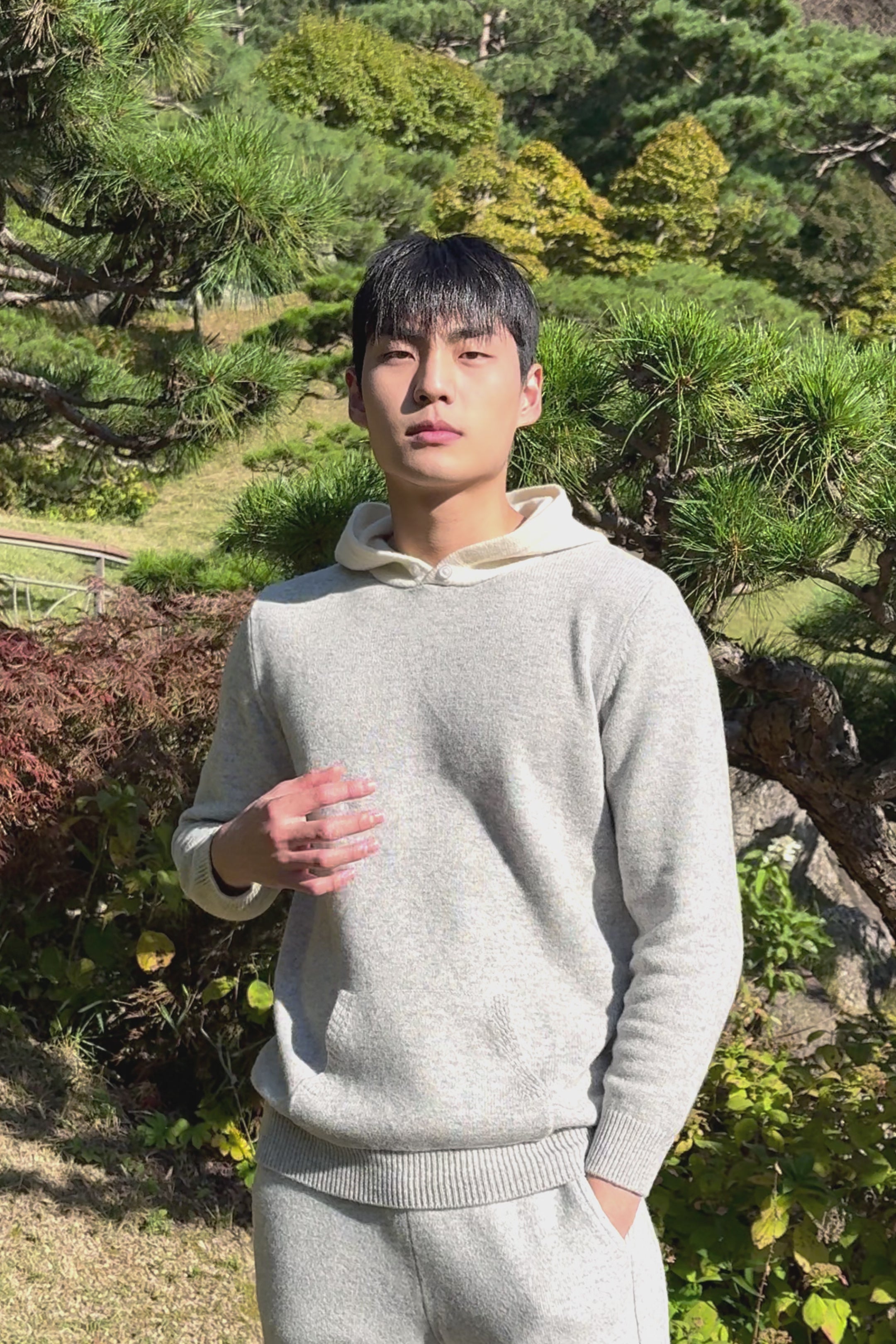 Cargar vídeo: PURE MERINO WOOL HOODIE